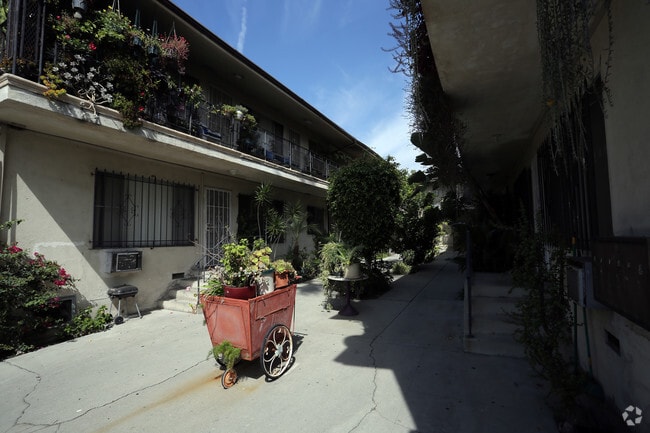 Foto del edificio - 4955 Rosewood Ave