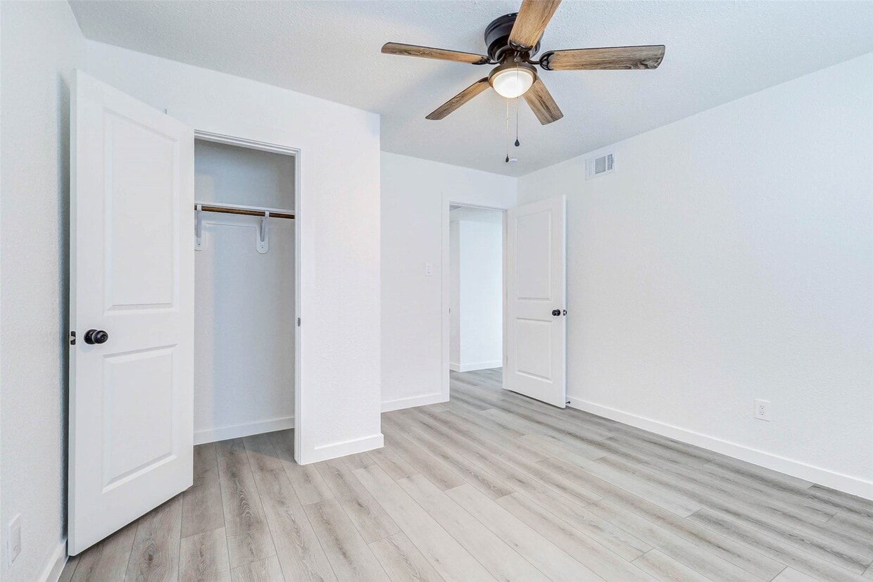 Building Photo - 1701 Johanna Dr