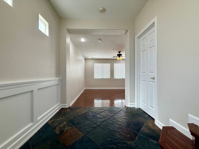 Building Photo - 3 Bedrooms | 2.5 Bathrooms-