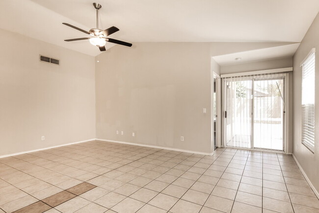 Foto del edificio - 5046 E Holmes Ave