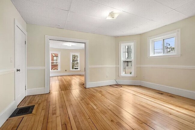 Building Photo - 4 bed 2 Bath available 8/1