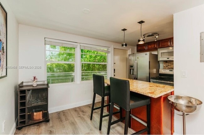 Building Photo - 6865 Bay Dr