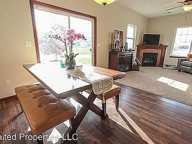 Foto del edificio - Beautiful Townhouse located in a desirable neighborhood in North Liberty