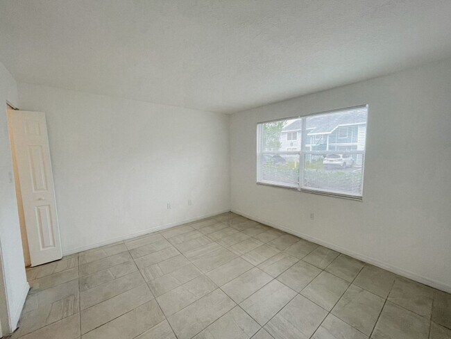 Building Photo - 2/2 Condo AVAILABLE NOW!