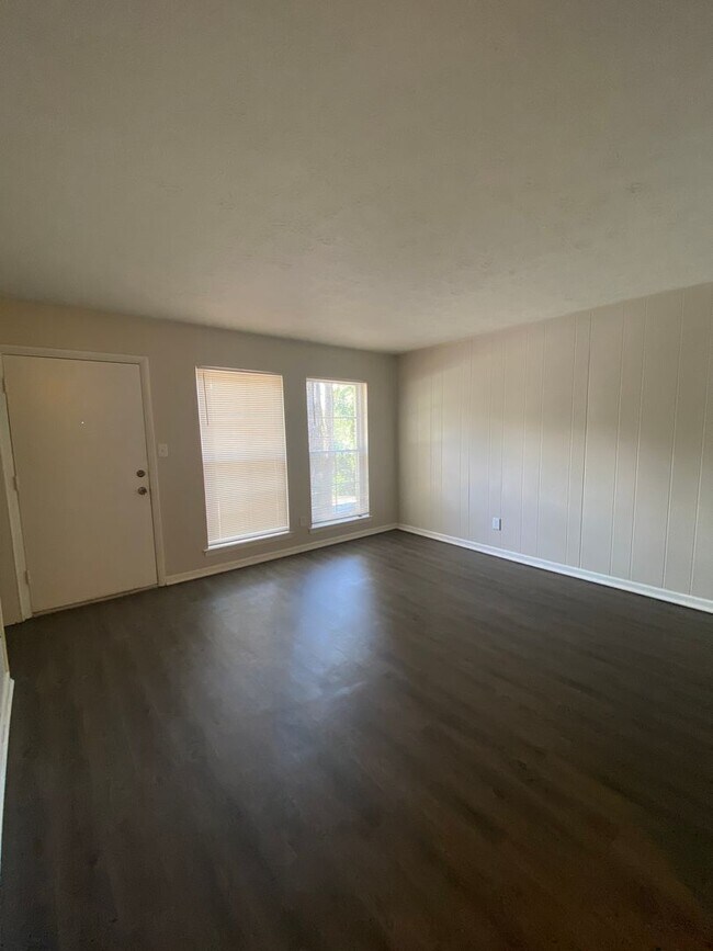 Foto del edificio - Spacious condo close to campuses in Chateau De Ville