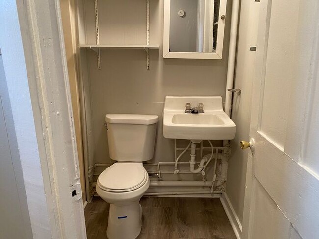 Building Photo - Spacious Renovated 1 Bedroom Apartment - 5...