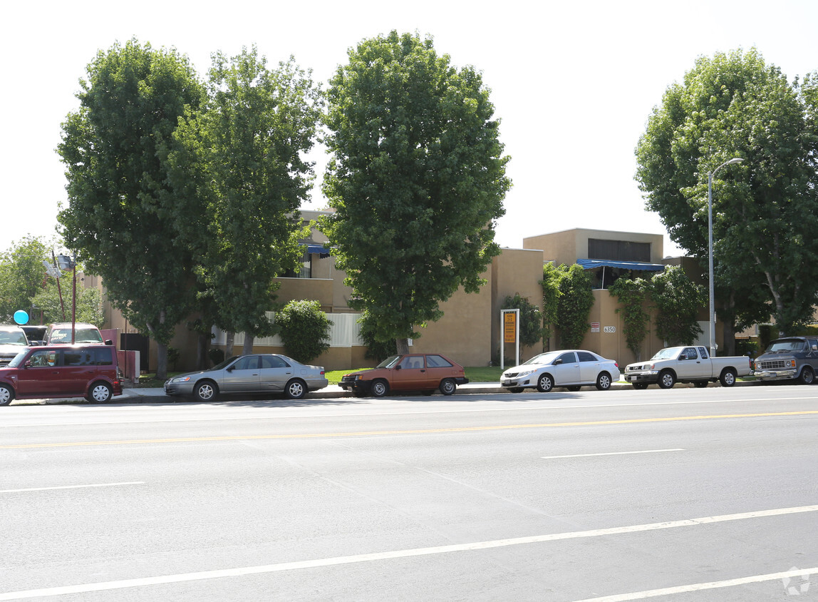 Building Photo - 6350 Reseda Blvd