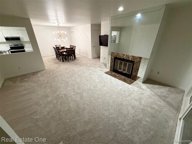 Foto del edificio - 6687 Maple Lakes Dr