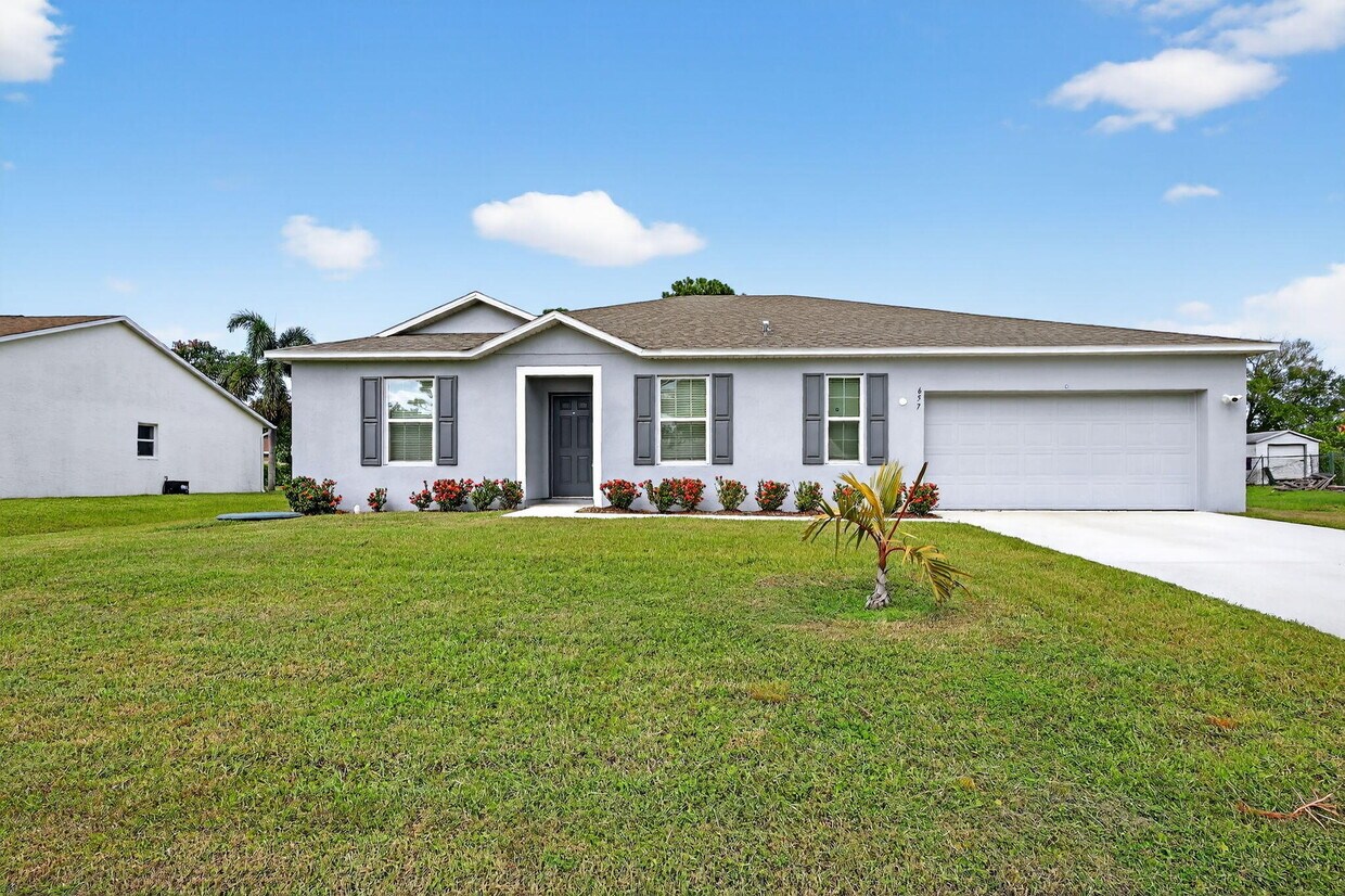 Primary Photo - 657 NE Horizon Ln