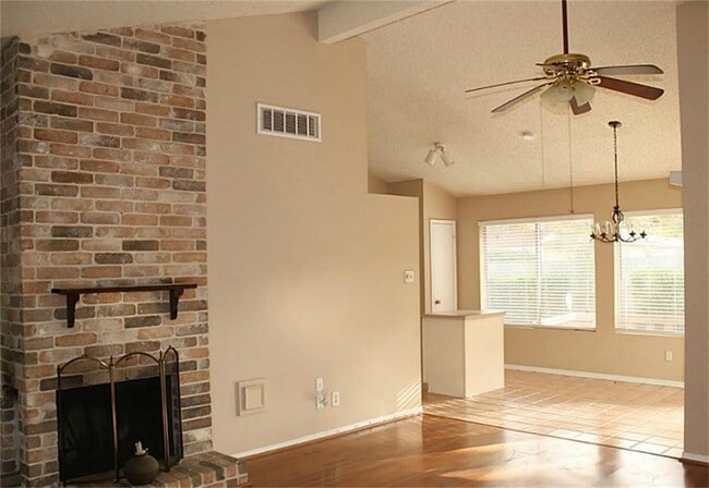 Foto del edificio - 2403 Chimneystone Cir