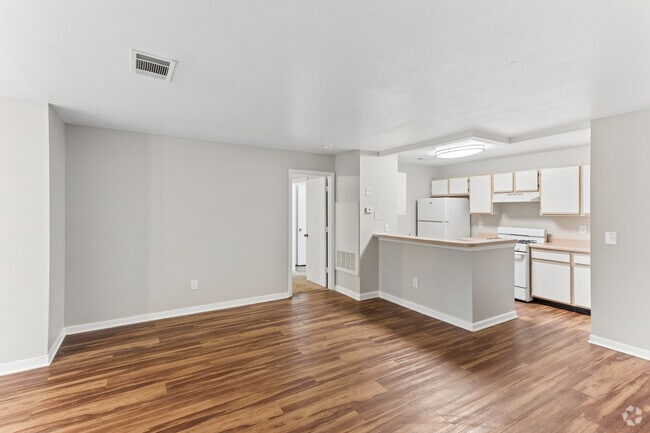2BR, 2BA - 962SF - Living Room - Willow Creek Apartments