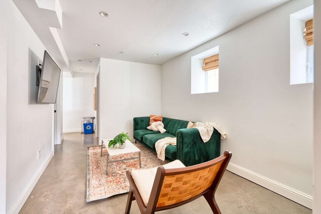 Building Photo - 18 NW 22nd Pl