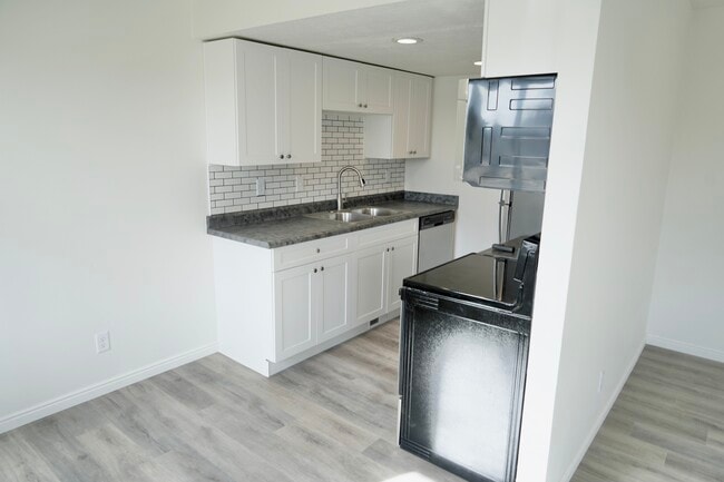 Building Photo - 1526 Layton 4-plex