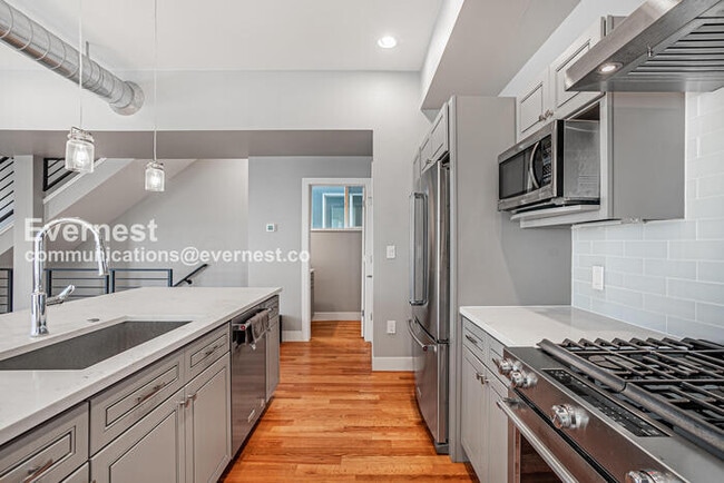 Foto del edificio - 3324 S Washington St
