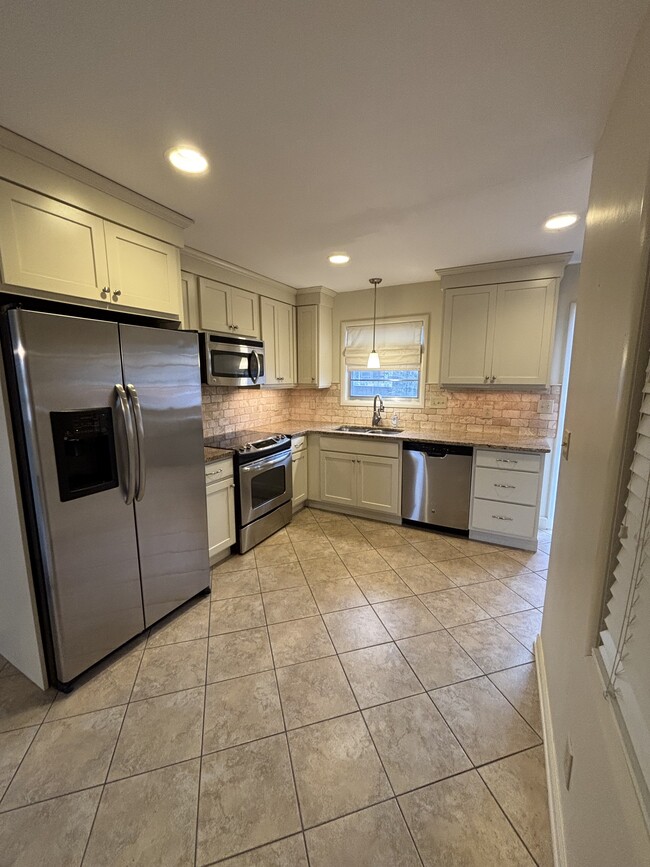 Kitchen - 637 Oakmoor Dr