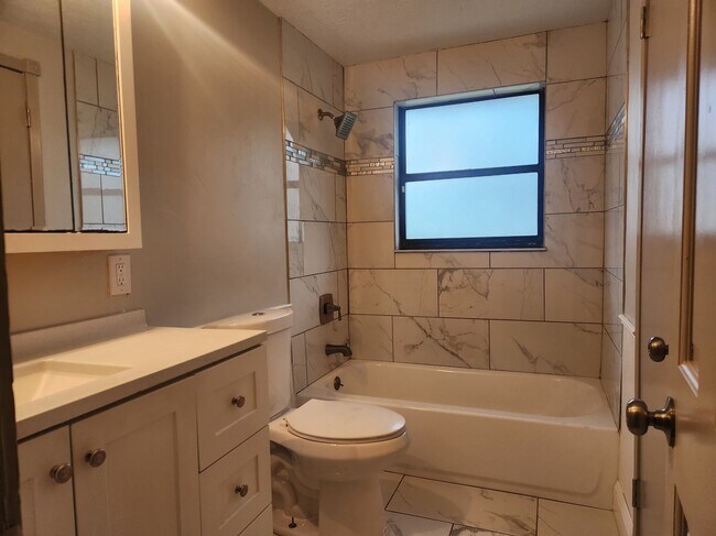 Baño - 6930 Hafford Ln