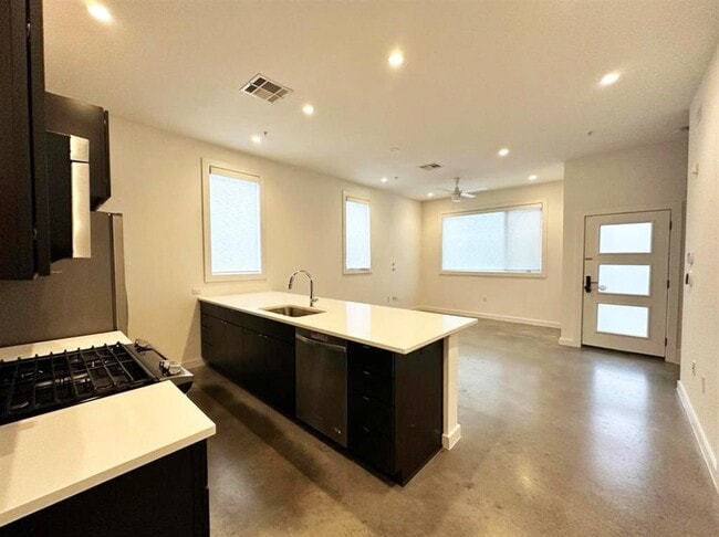 Building Photo - 1021 1/2 E 38th St