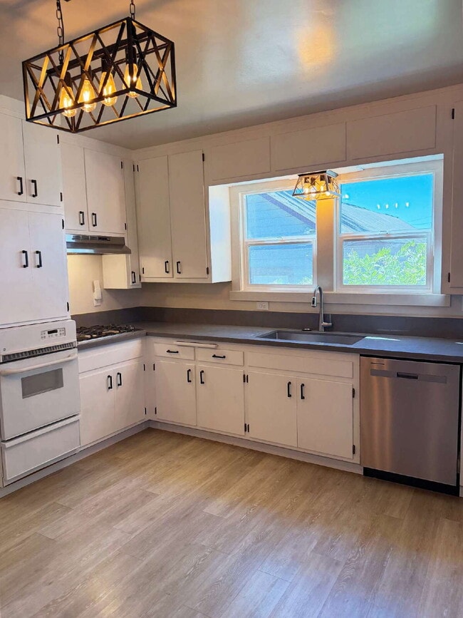 Building Photo - Spacious Two-Story Ranch Home Near Sonoma