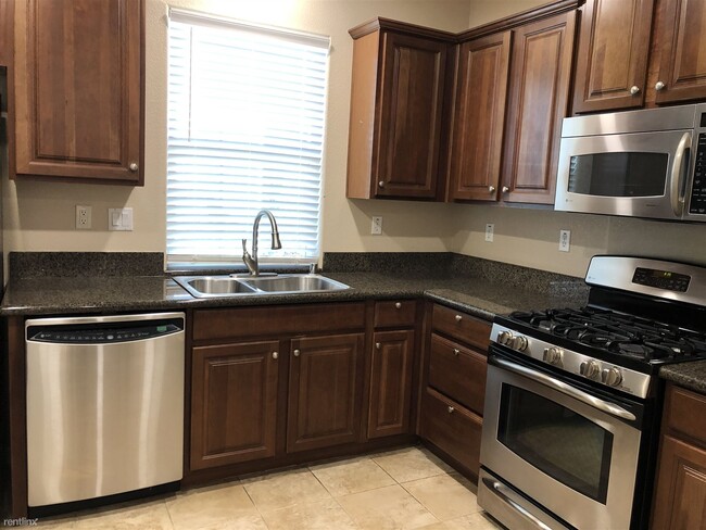 Building Photo - 2 br, 2.5 bath House - 70 Chambord Way
