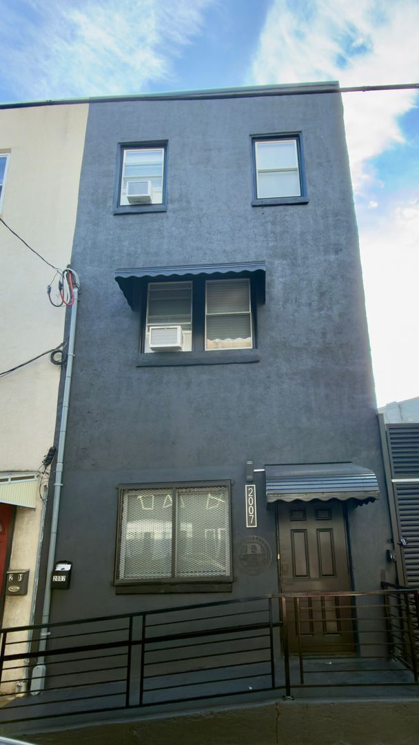 Building Photo - 2007 N Front St