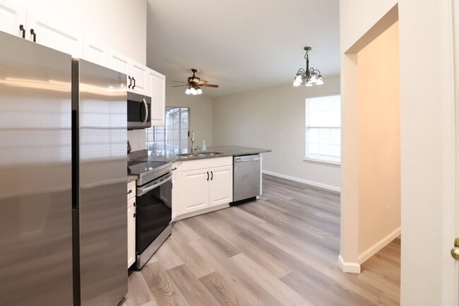 Building Photo - 3 bed 2 bath home in a quiet neighborhood