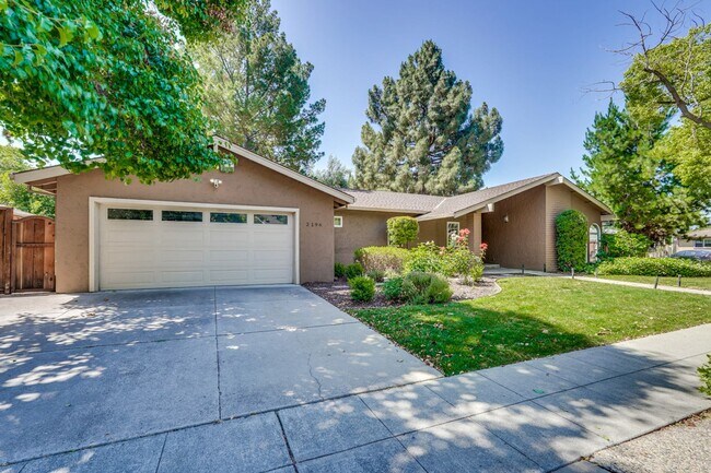 Foto del edificio - Recently Remodeled Home- Gourmet Kitchen- Near Downtown Campbell - 1 Primary Suite and 1 Junior S...