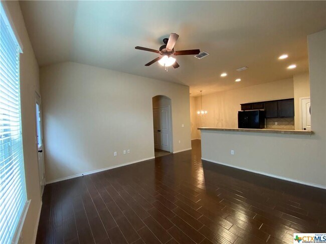 Foto del edificio - 656 Creekside Cir