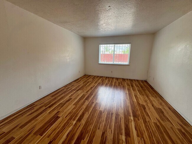 Foto del edificio - 3 Bed updated gem!