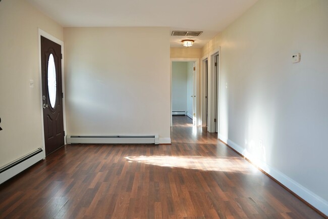 Building Photo - Picturesque 3 BR/2 BA Single Family Home C...
