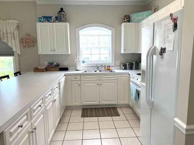 Foto del edificio - Beautifully Furnished 2 Bedroom, 2 Bath Co...