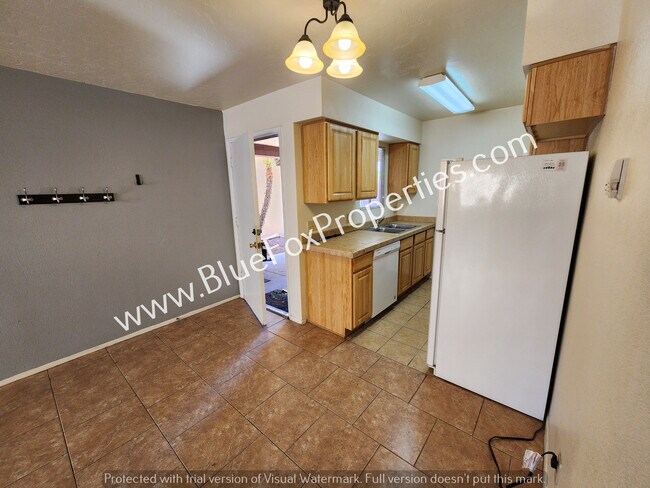 Building Photo - 1810 E Blacklidge Dr