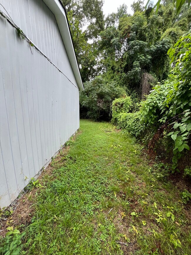 Building Photo - 5909 Leone Dr W