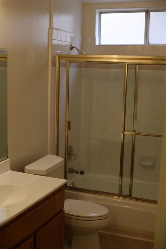 bathroom - 4067 Tujunga Ave
