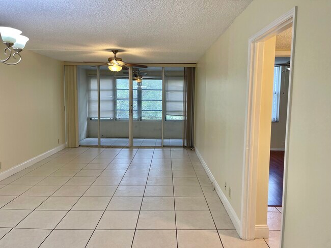 Foto del edificio - 9461 Evergreen Pl