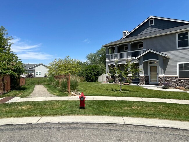 Building Photo - Gorgeous 4+ bed (plus 5th office/den) home...