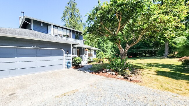 Building Photo - 4 Bedroom + 2 Flex Rooms On 1 Acre