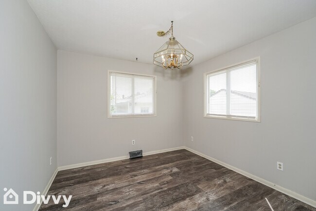 Foto del edificio - 6045 Dunham Rd