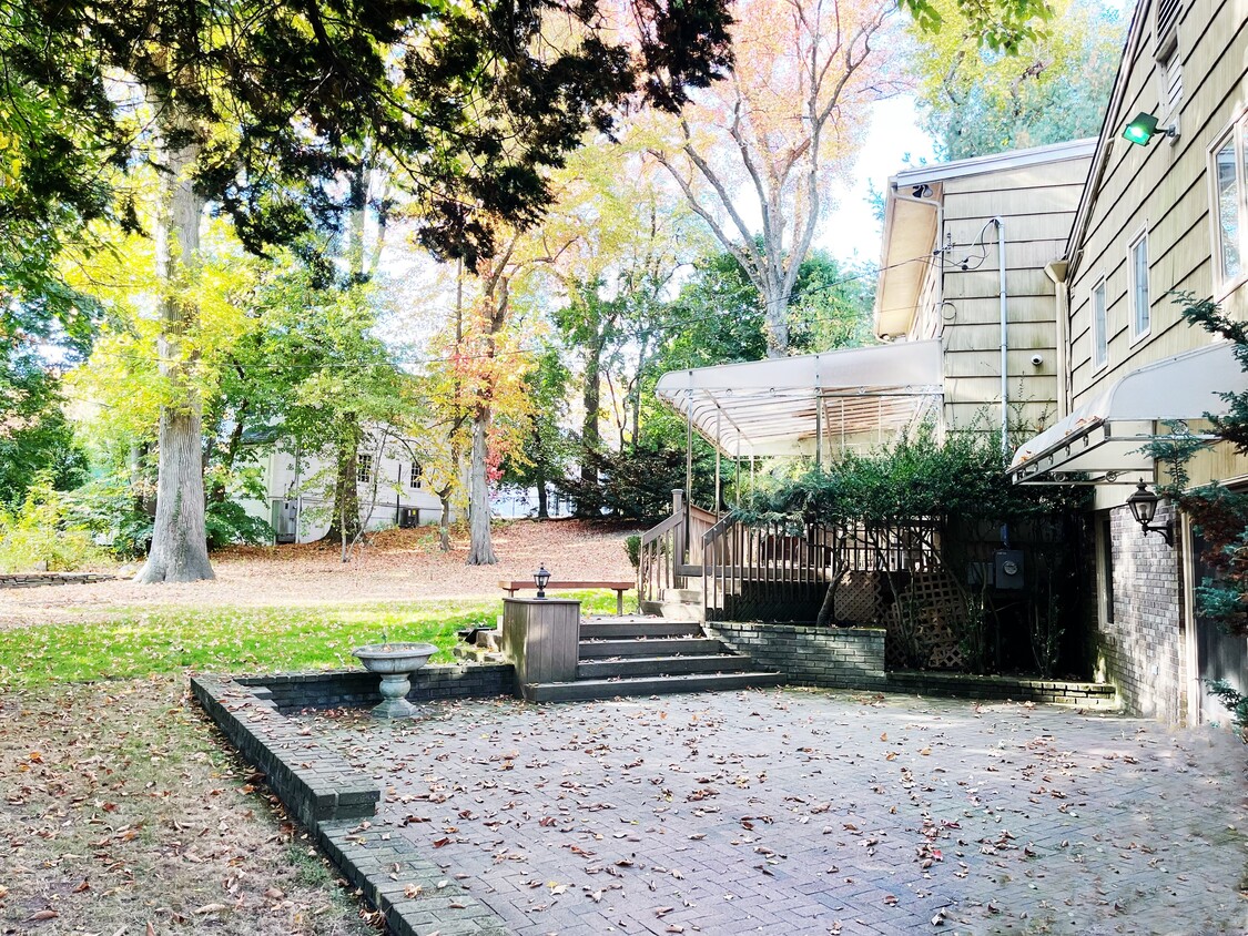 Primary Photo - 6 Lake Rd