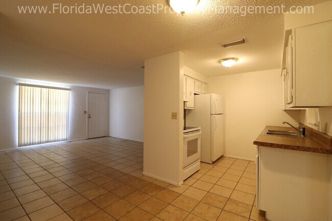 Foto del edificio - CUTE 2 BEDROOM/ 1 BATH DUPLEX! FENCED YARD...