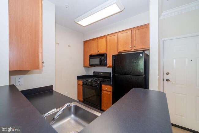Building Photo - 4862 Eisenhower Ave