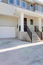 Building Photo - 807 E 16th St