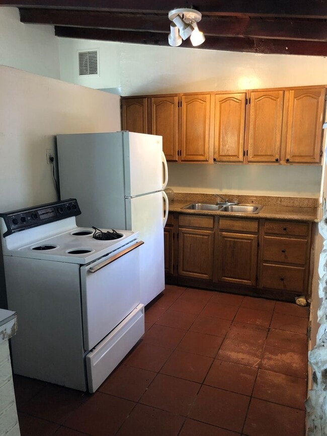 Building Photo - Large 4-2 house with central air and hookups for washer and dryer