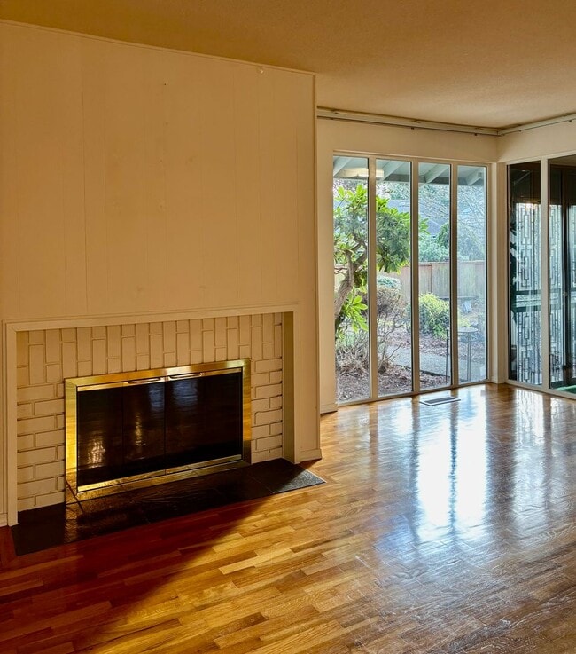 Foto del edificio - 3 Bed / 2.5 Bath Bellevue rambler $3,895/month