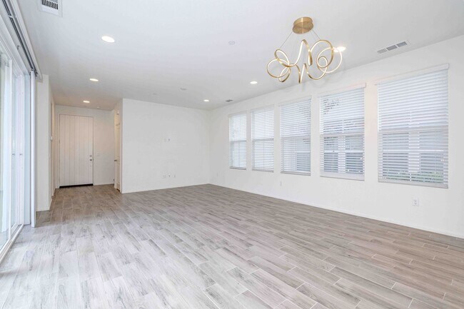 Building Photo - Spacious Irvine 3 Bedroom with Amenities