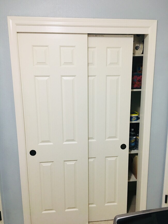 Foto del edificio - 8065 N Sherman Ave