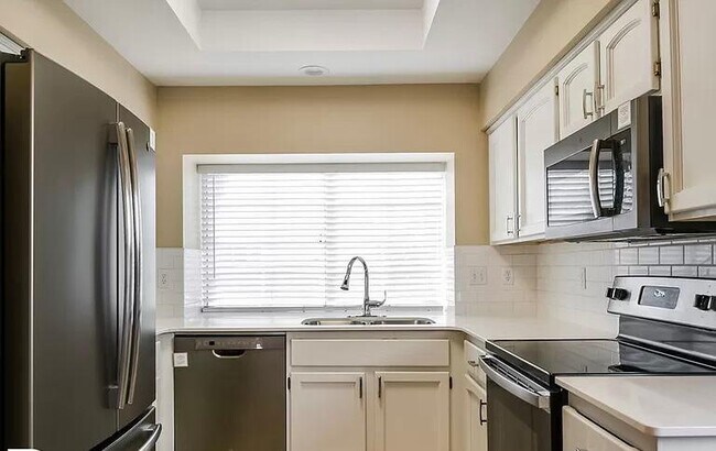 Building Photo - 1102 E Villa Theresa Dr