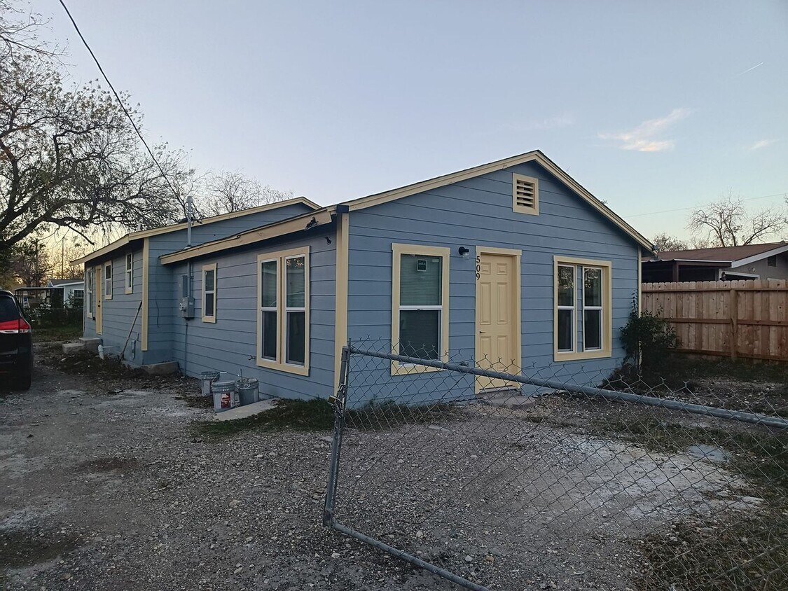 Foto principal - 509 S San Felipe Ave