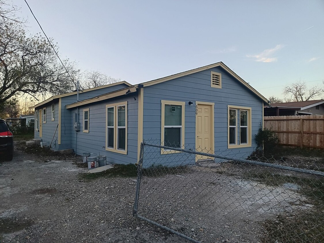 Primary Photo - 509 S San Felipe Ave