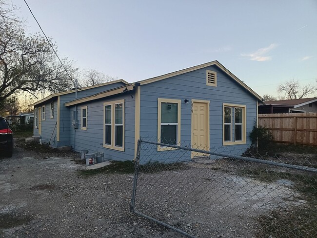 Building Photo - Charming 3BR Duplex in San Antonio