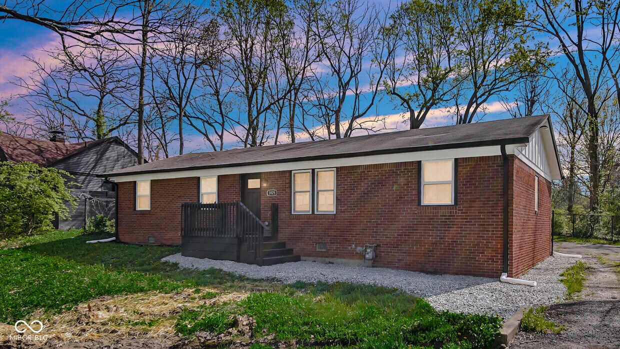 Primary Photo - 3925 N Drexel Ave